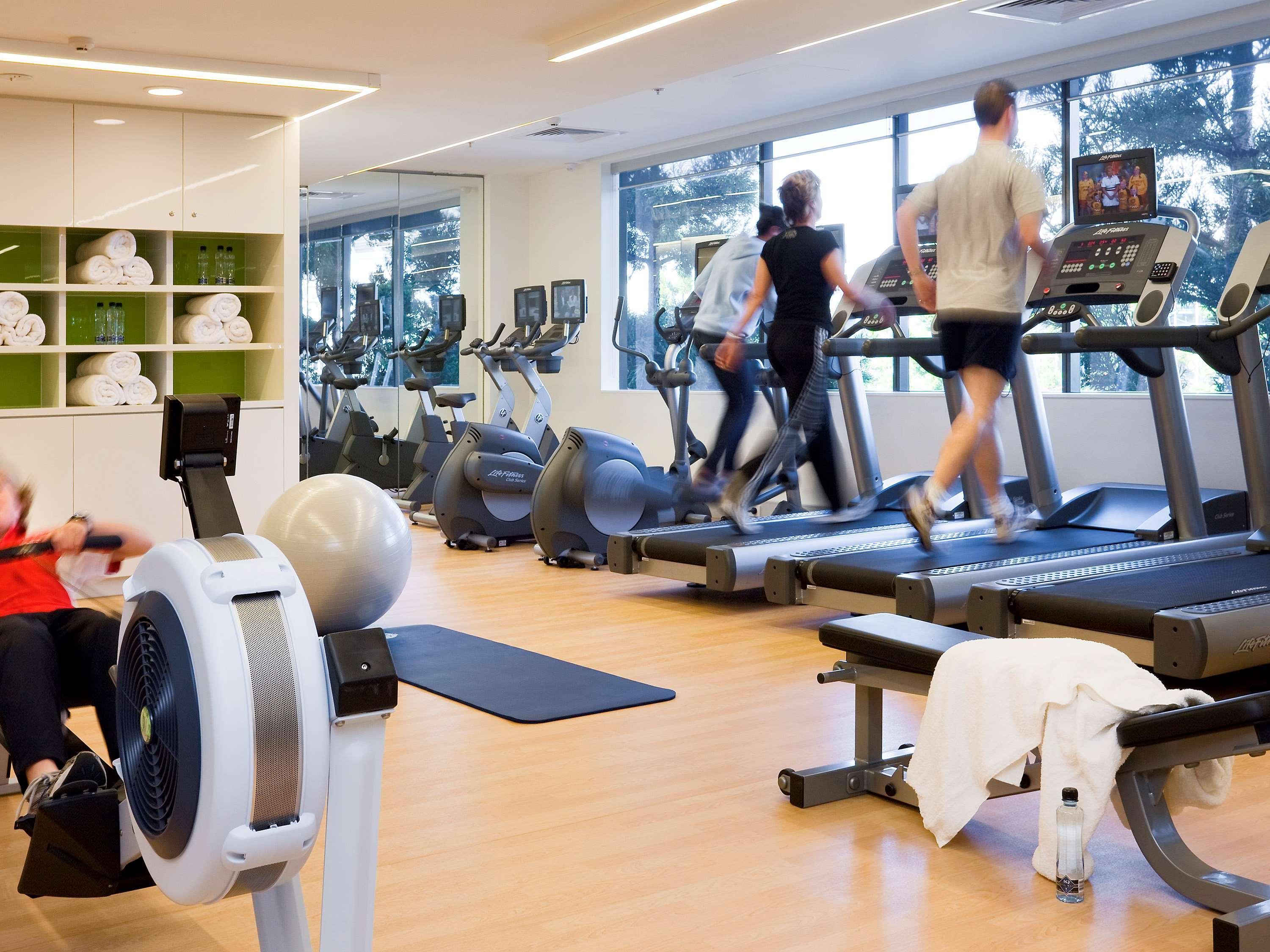 พูลแมน แอต ซิตนีย์ โอลิมปิก พาร์ค Hotel ซิดนีย์ ภายนอก รูปภาพ The gym at the InterContinental Sydney