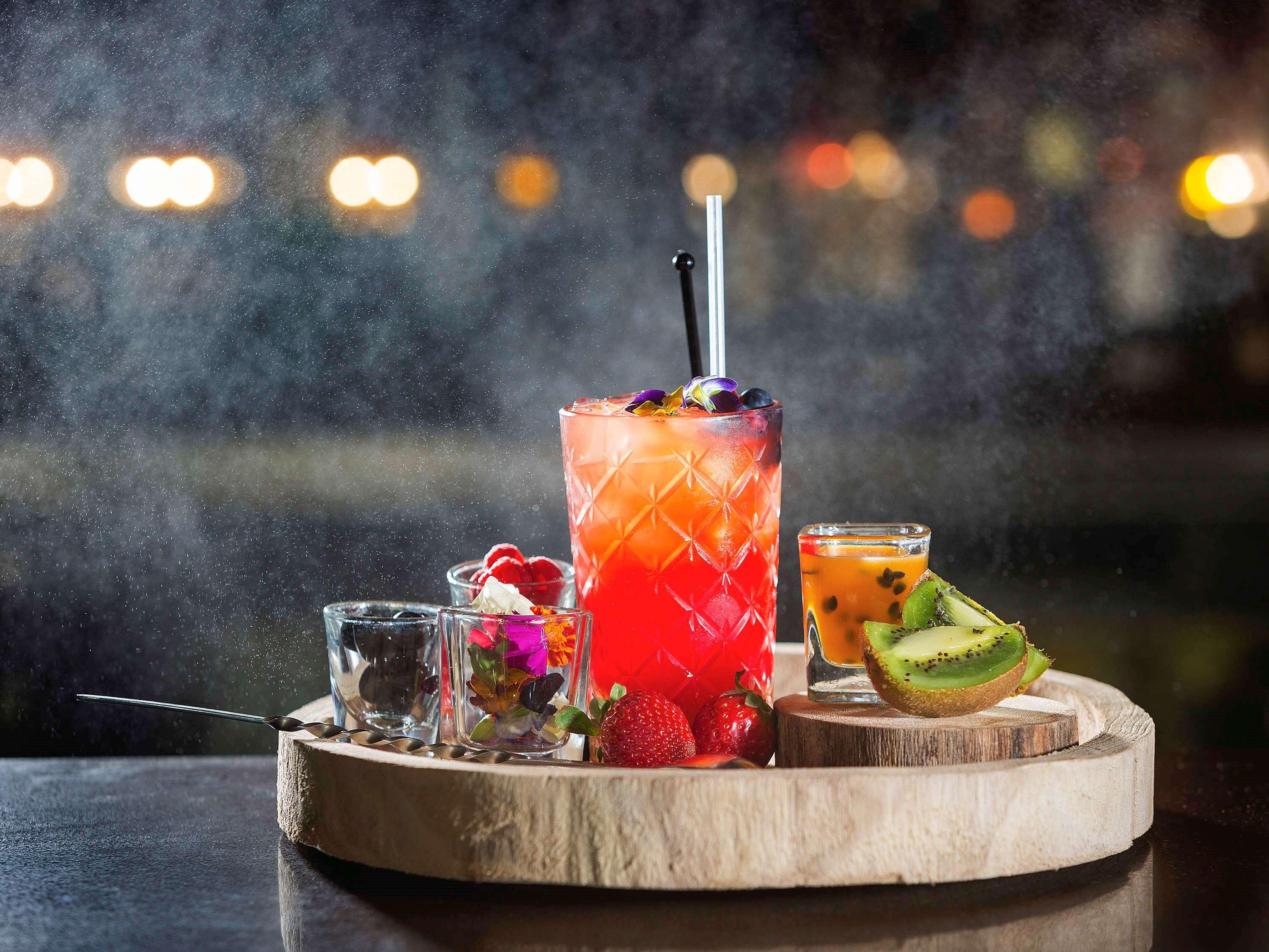 พูลแมน แอต ซิตนีย์ โอลิมปิก พาร์ค Hotel ซิดนีย์ ภายนอก รูปภาพ A selection of cocktails at the bar