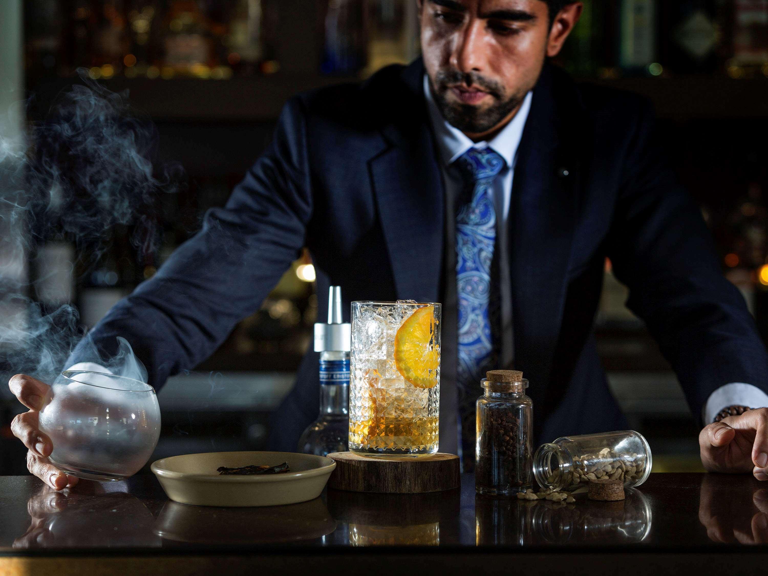พูลแมน แอต ซิตนีย์ โอลิมปิก พาร์ค Hotel ซิดนีย์ ภายนอก รูปภาพ A bartender at work
