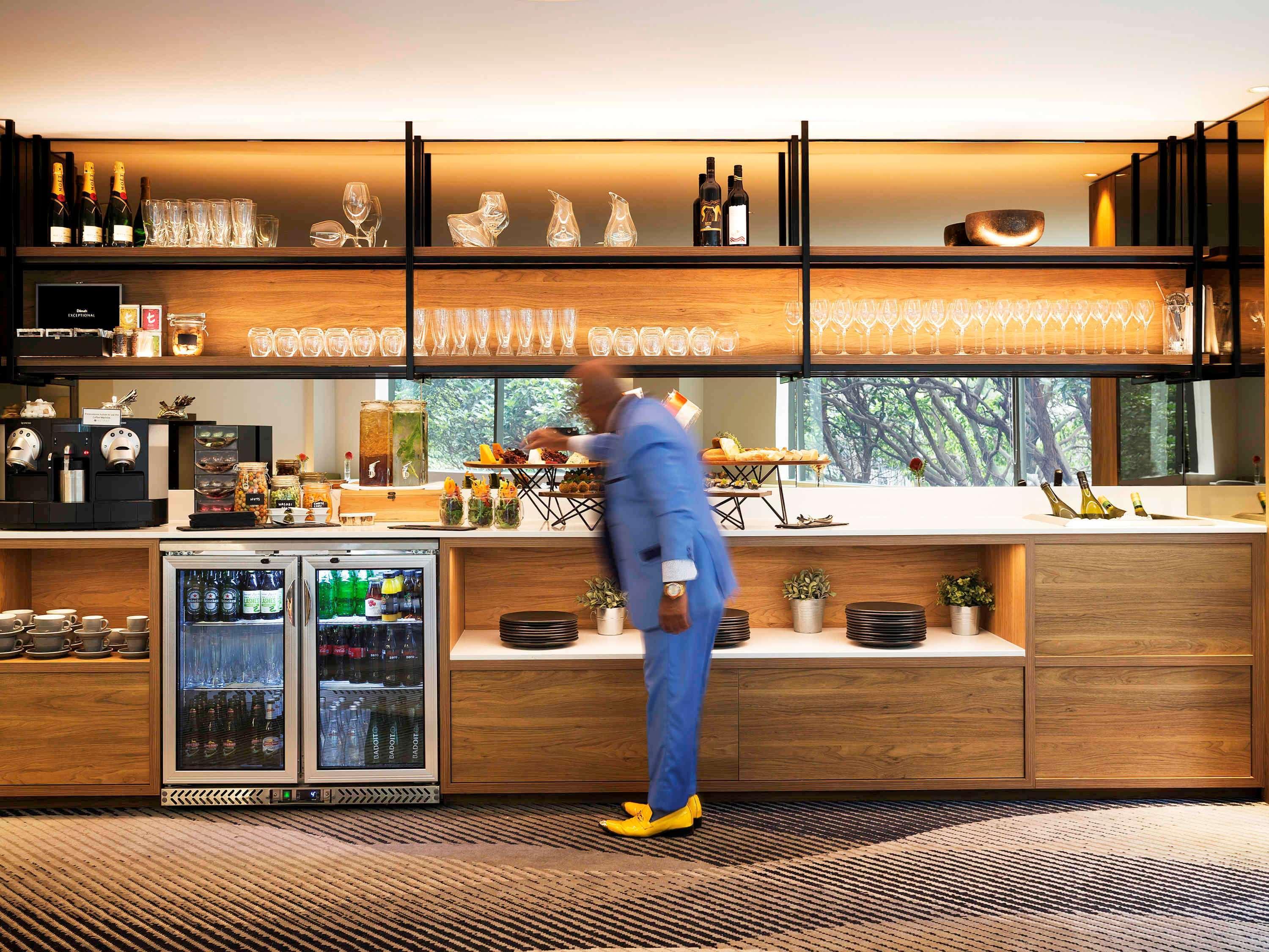 พูลแมน แอต ซิตนีย์ โอลิมปิก พาร์ค Hotel ซิดนีย์ ภายนอก รูปภาพ The bar at the lounge