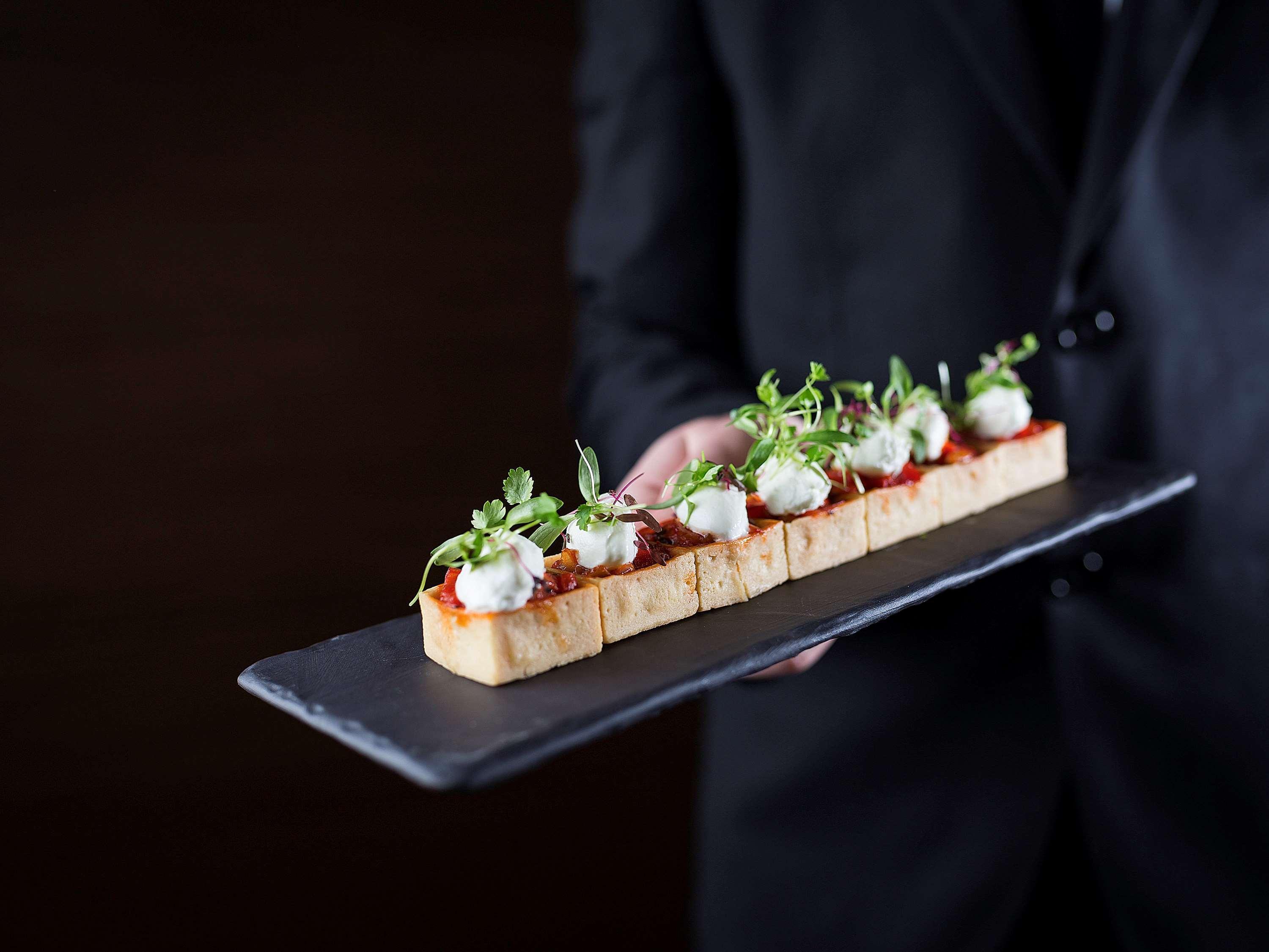 พูลแมน แอต ซิตนีย์ โอลิมปิก พาร์ค Hotel ซิดนีย์ ภายนอก รูปภาพ A server holding a plate of finger food