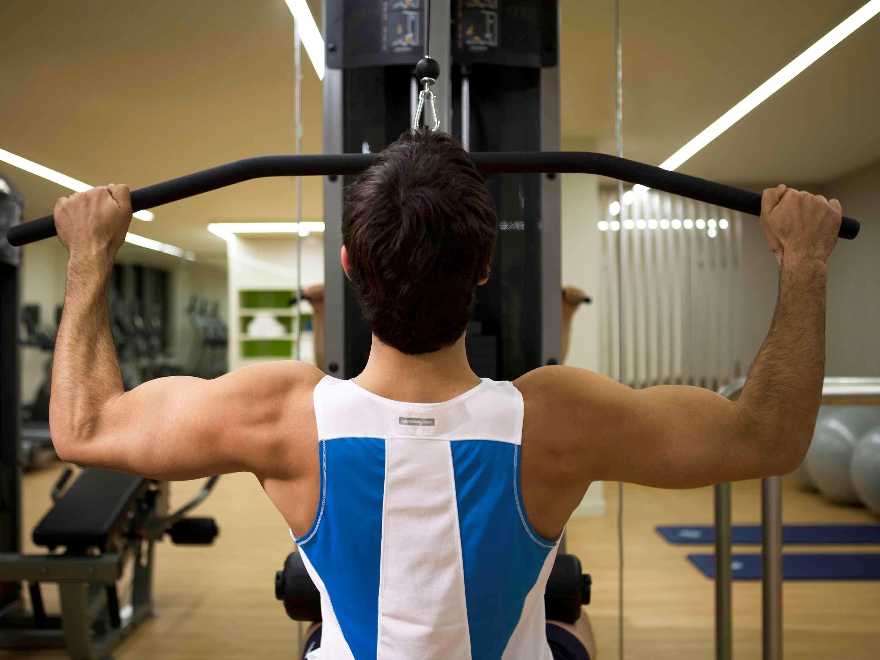 พูลแมน แอต ซิตนีย์ โอลิมปิก พาร์ค Hotel ซิดนีย์ ภายนอก รูปภาพ A man using a lat pulldown machine