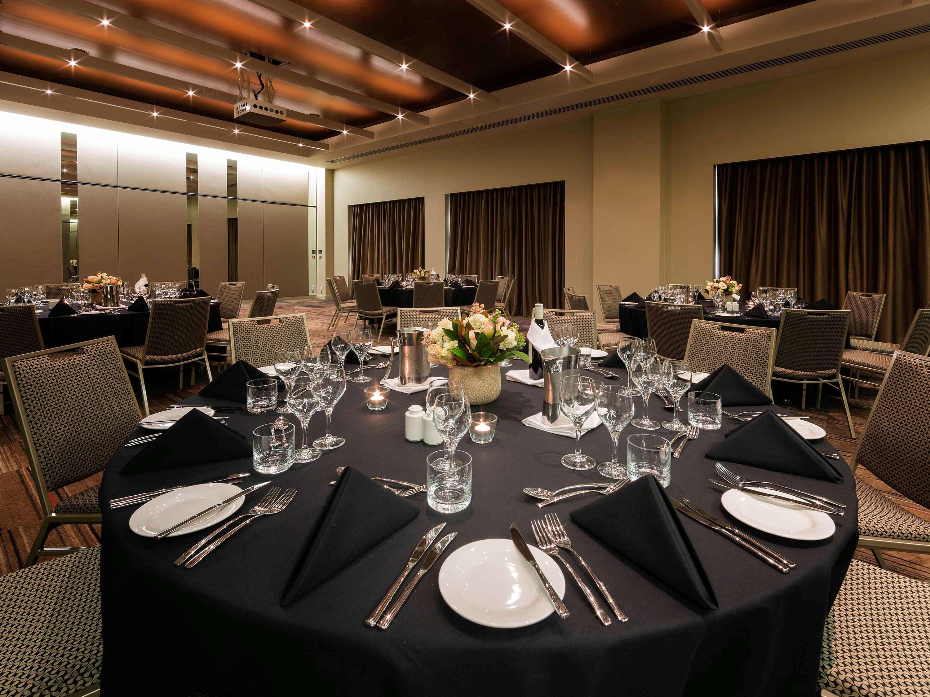 พูลแมน แอต ซิตนีย์ โอลิมปิก พาร์ค Hotel ซิดนีย์ ภายนอก รูปภาพ The ballroom at the Fullerton Hotel