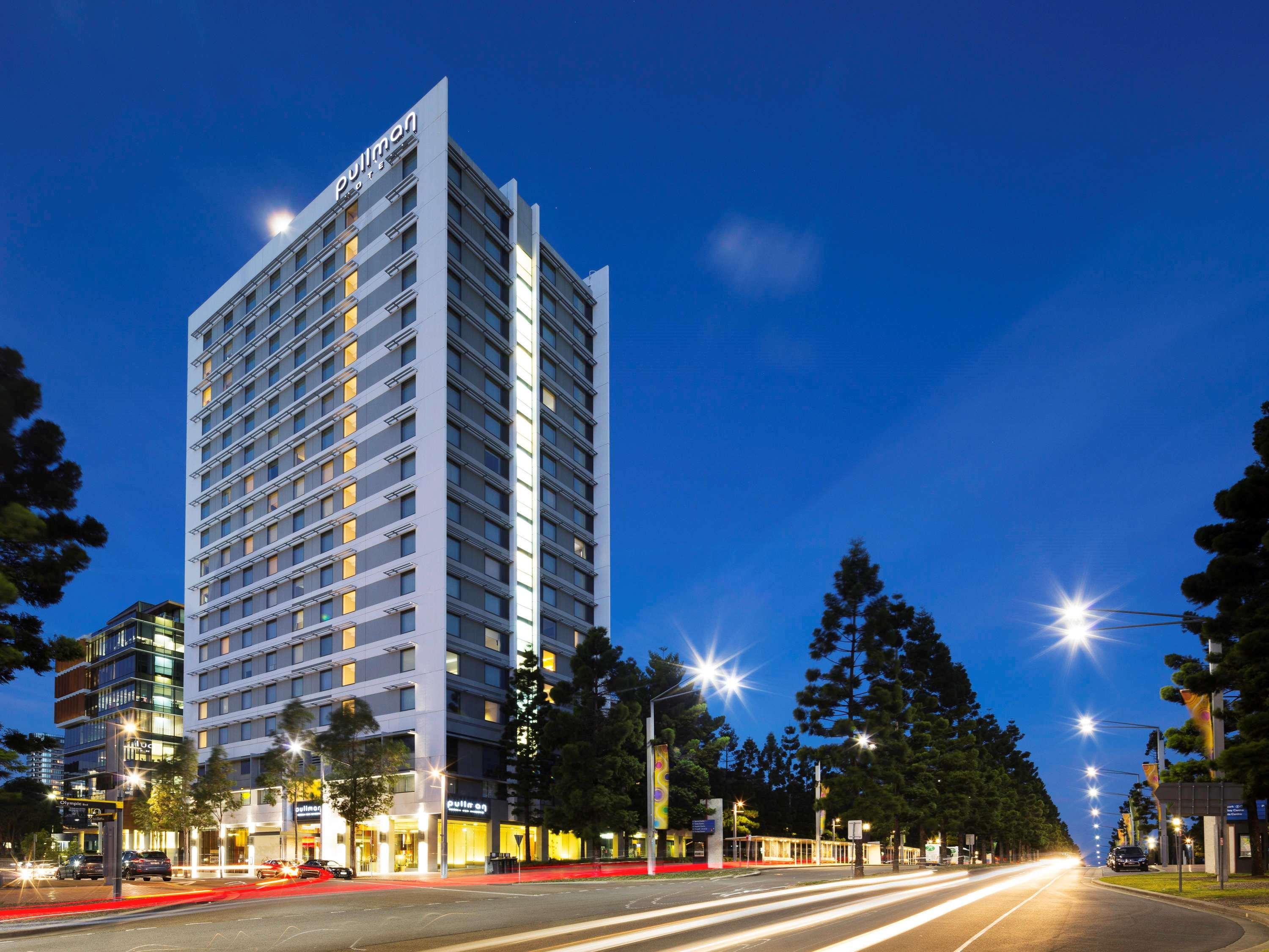 พูลแมน แอต ซิตนีย์ โอลิมปิก พาร์ค Hotel ซิดนีย์ ภายนอก รูปภาพ The hotel at night