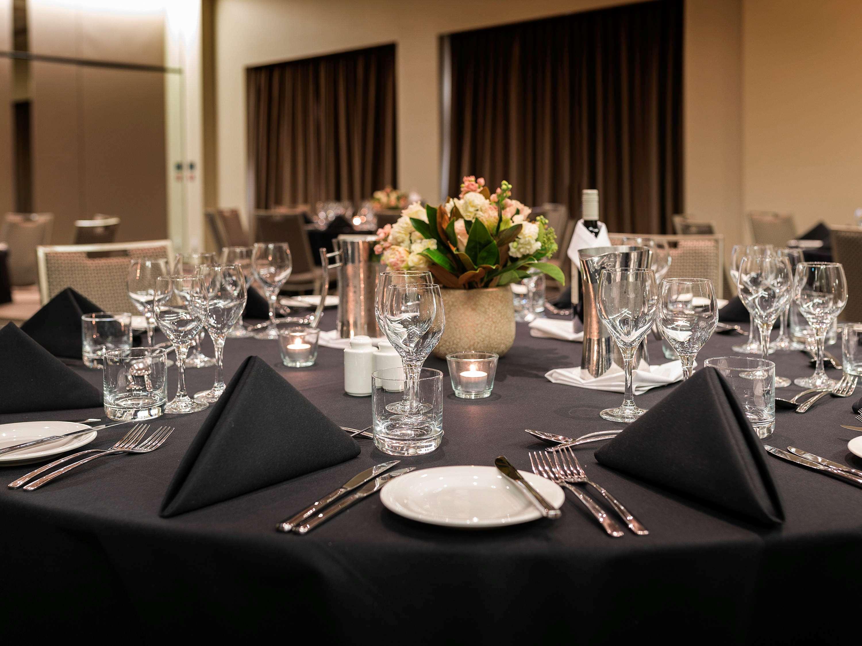 พูลแมน แอต ซิตนีย์ โอลิมปิก พาร์ค Hotel ซิดนีย์ ภายนอก รูปภาพ A table set for a formal dinner