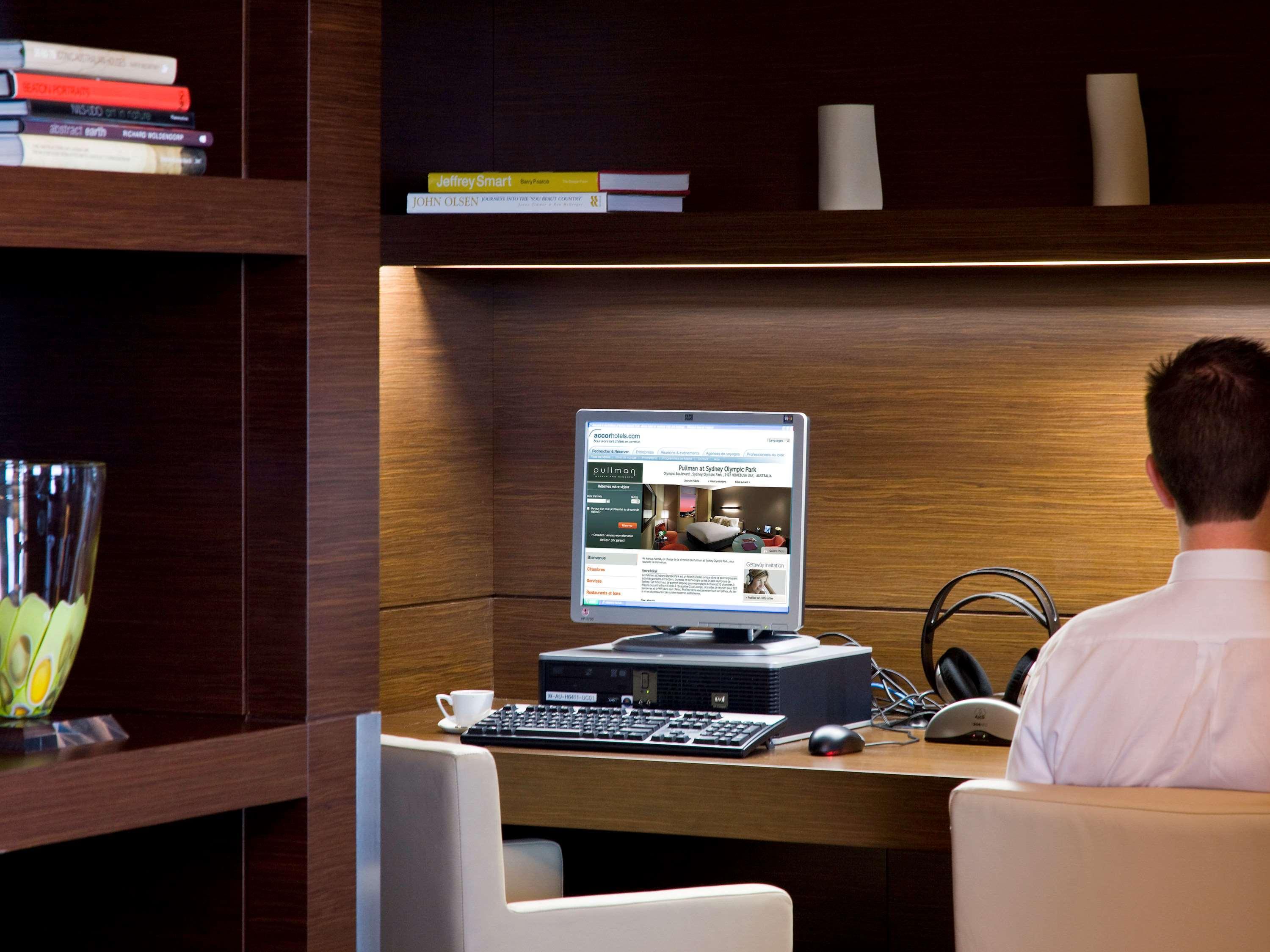 พูลแมน แอต ซิตนีย์ โอลิมปิก พาร์ค Hotel ซิดนีย์ ภายนอก รูปภาพ A man using a computer