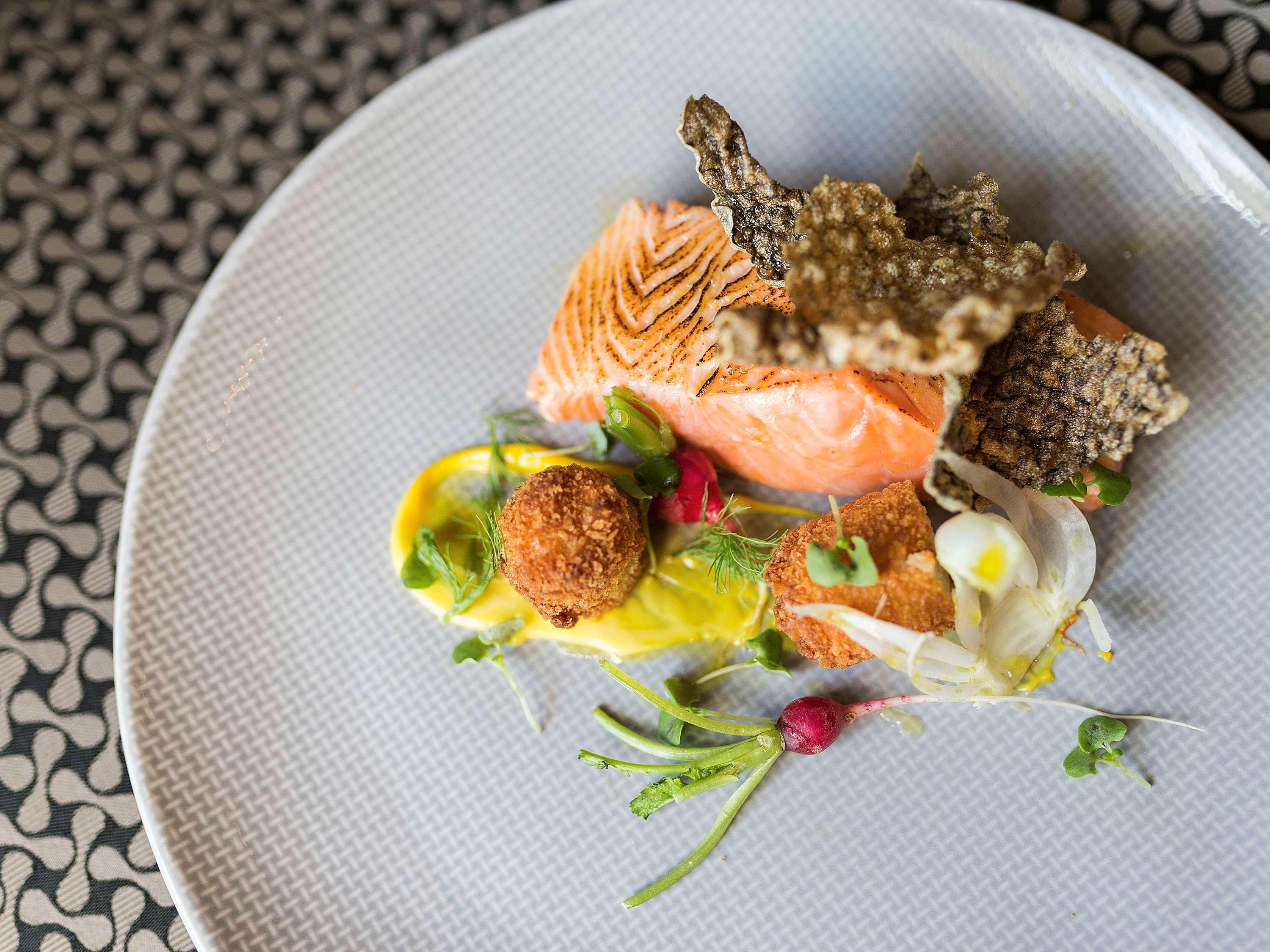 พูลแมน แอต ซิตนีย์ โอลิมปิก พาร์ค Hotel ซิดนีย์ ภายนอก รูปภาพ Salmon prepared with a sauce of white wine, mustard, and cream