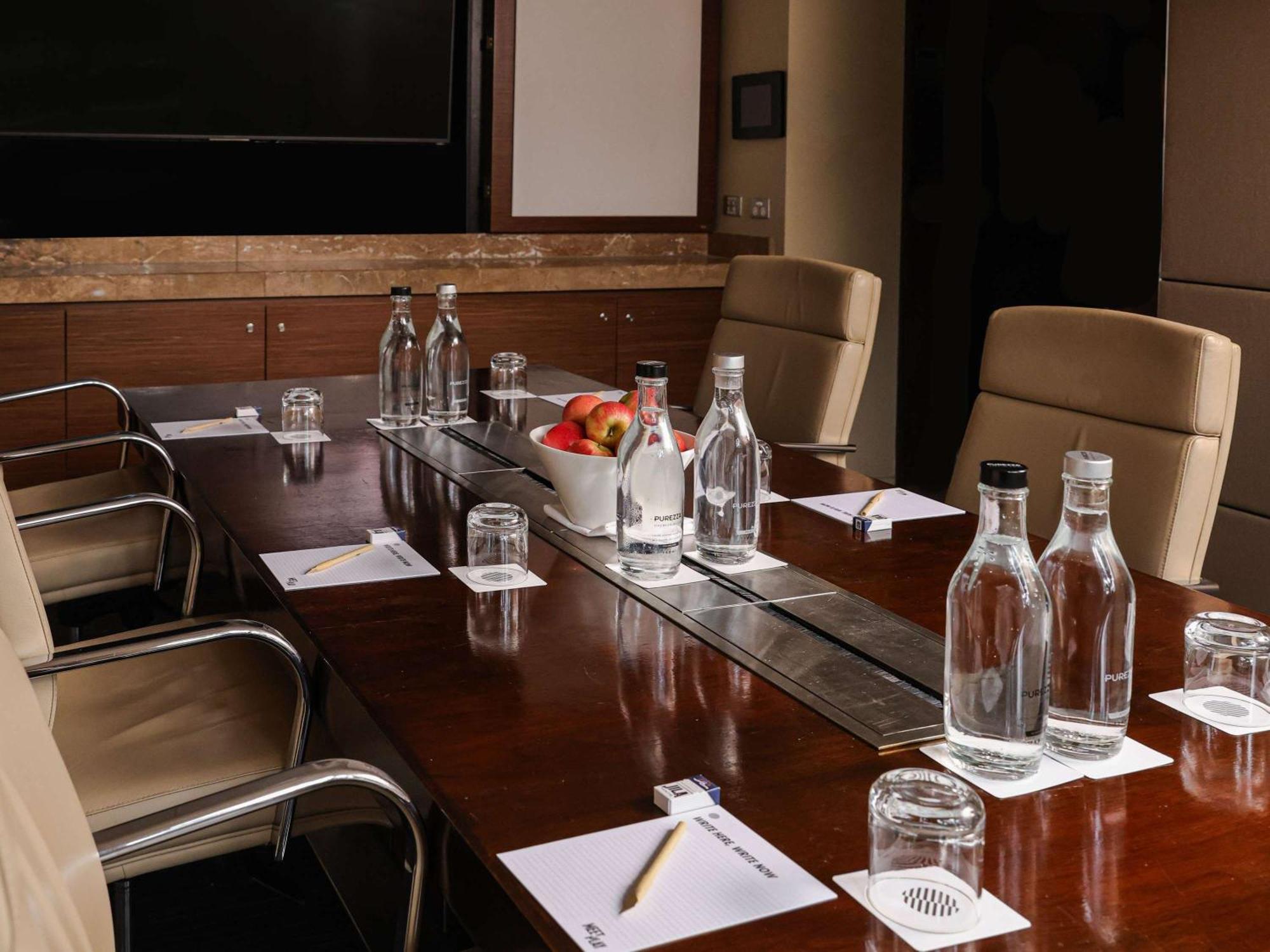 พูลแมน แอต ซิตนีย์ โอลิมปิก พาร์ค Hotel ซิดนีย์ ภายนอก รูปภาพ A boardroom at the InterContinental London Park Lane