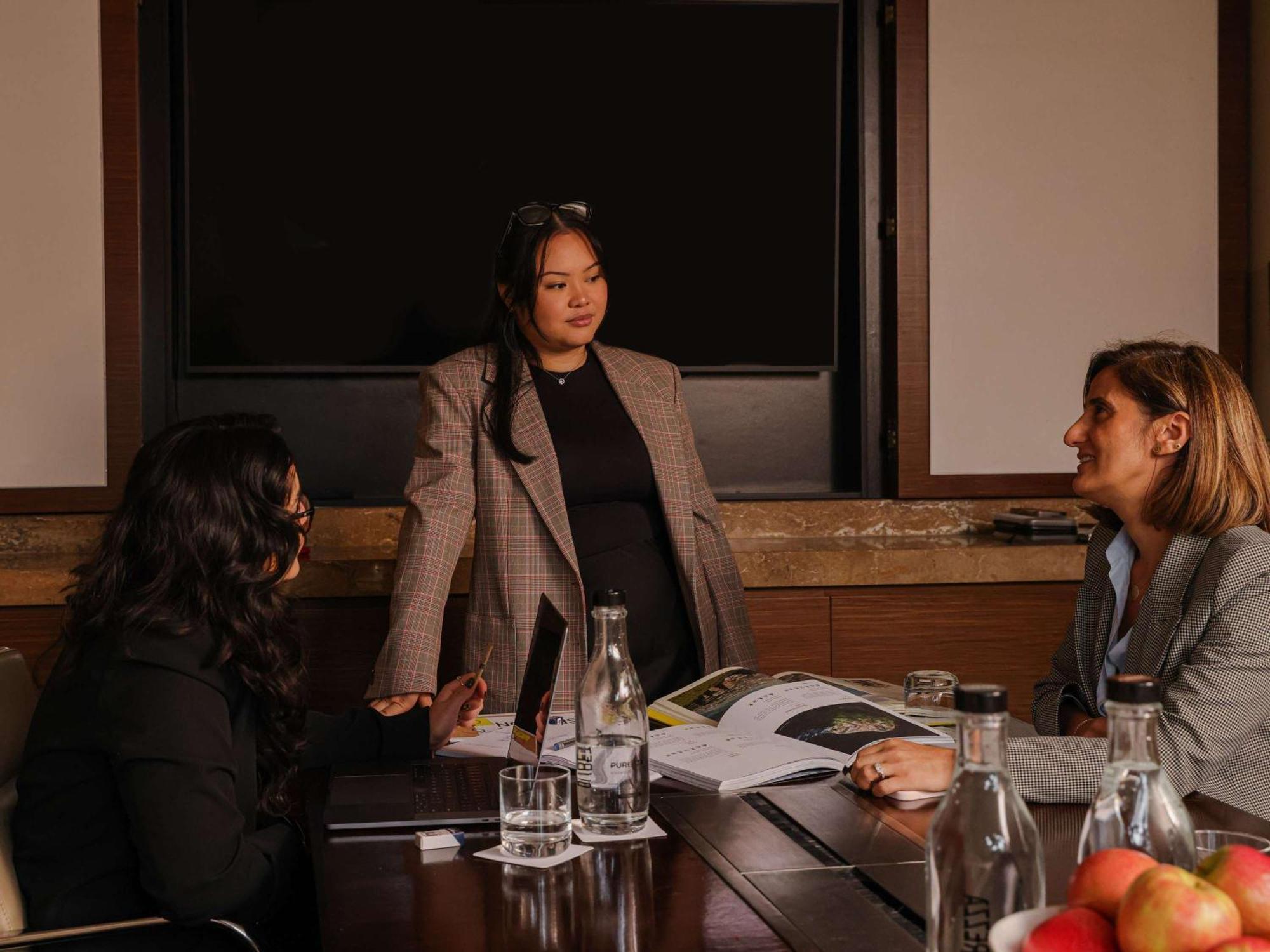 พูลแมน แอต ซิตนีย์ โอลิมปิก พาร์ค Hotel ซิดนีย์ ภายนอก รูปภาพ A meeting in progress