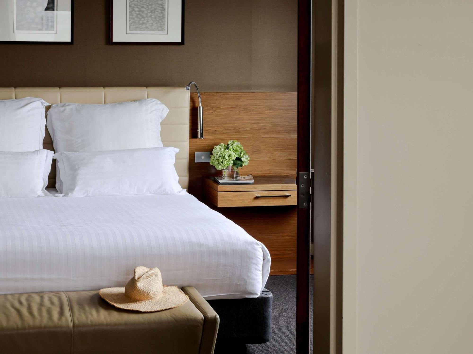 พูลแมน แอต ซิตนีย์ โอลิมปิก พาร์ค Hotel ซิดนีย์ ภายนอก รูปภาพ A bedroom at the Mandarin Oriental, London