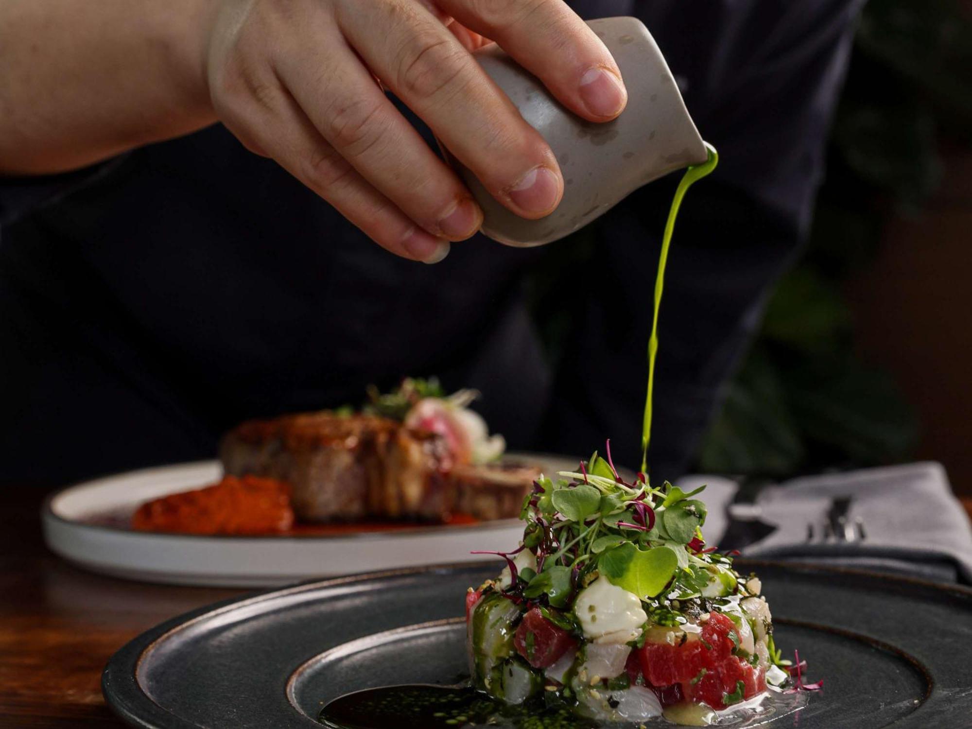 พูลแมน แอต ซิตนีย์ โอลิมปิก พาร์ค Hotel ซิดนีย์ ภายนอก รูปภาพ A chef seasoning a dish