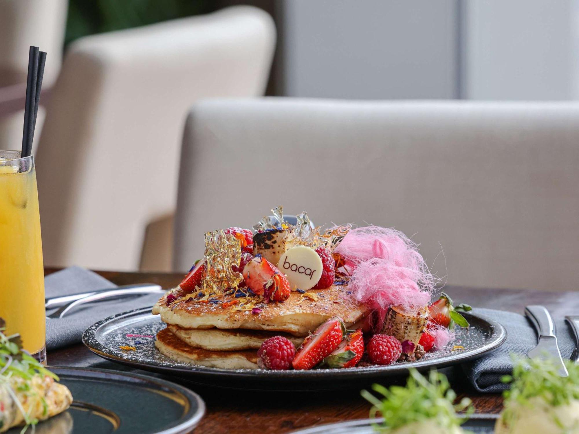พูลแมน แอต ซิตนีย์ โอลิมปิก พาร์ค Hotel ซิดนีย์ ภายนอก รูปภาพ A stack of pancakes with fruit