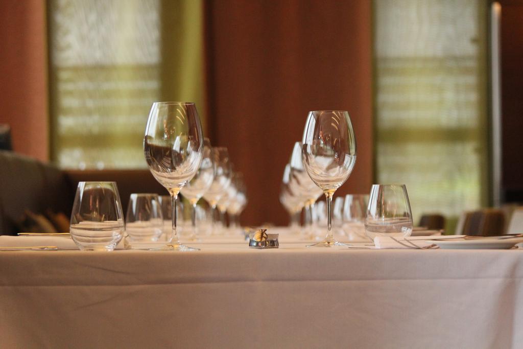พูลแมน แอต ซิตนีย์ โอลิมปิก พาร์ค Hotel ซิดนีย์ ภายนอก รูปภาพ Wine glasses
