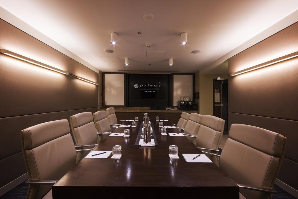 พูลแมน แอต ซิตนีย์ โอลิมปิก พาร์ค Hotel ซิดนีย์ ภายนอก รูปภาพ Boardroom at the hotel