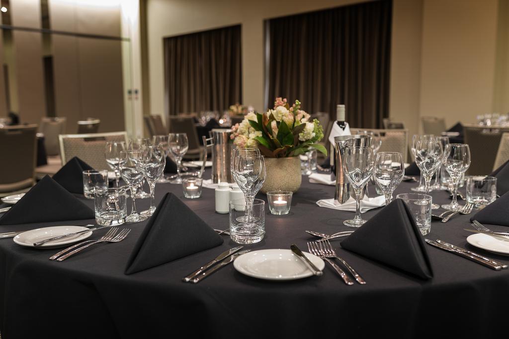 พูลแมน แอต ซิตนีย์ โอลิมปิก พาร์ค Hotel ซิดนีย์ ภายนอก รูปภาพ A table set for a formal dinner