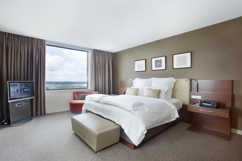 พูลแมน แอต ซิตนีย์ โอลิมปิก พาร์ค Hotel ซิดนีย์ ภายนอก รูปภาพ A guest room at the Hilton San Francisco Airport